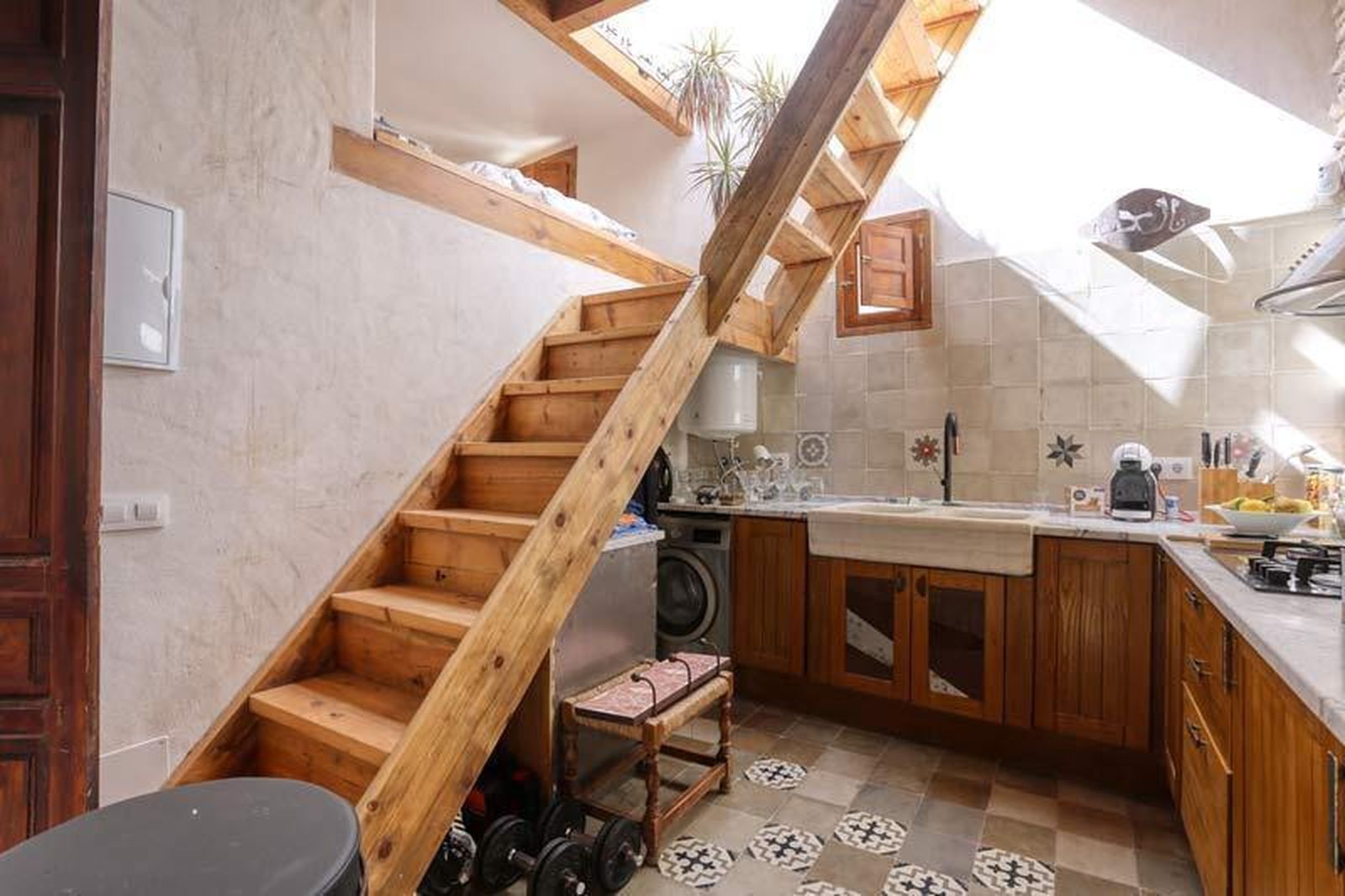 Escalera qu esube al altillo, reservado para invitados.