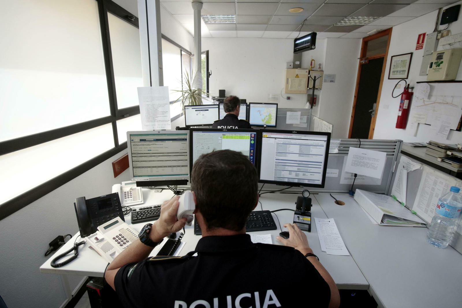 Un agente de la Policía Local atiende una incidencia desde la central del 092.