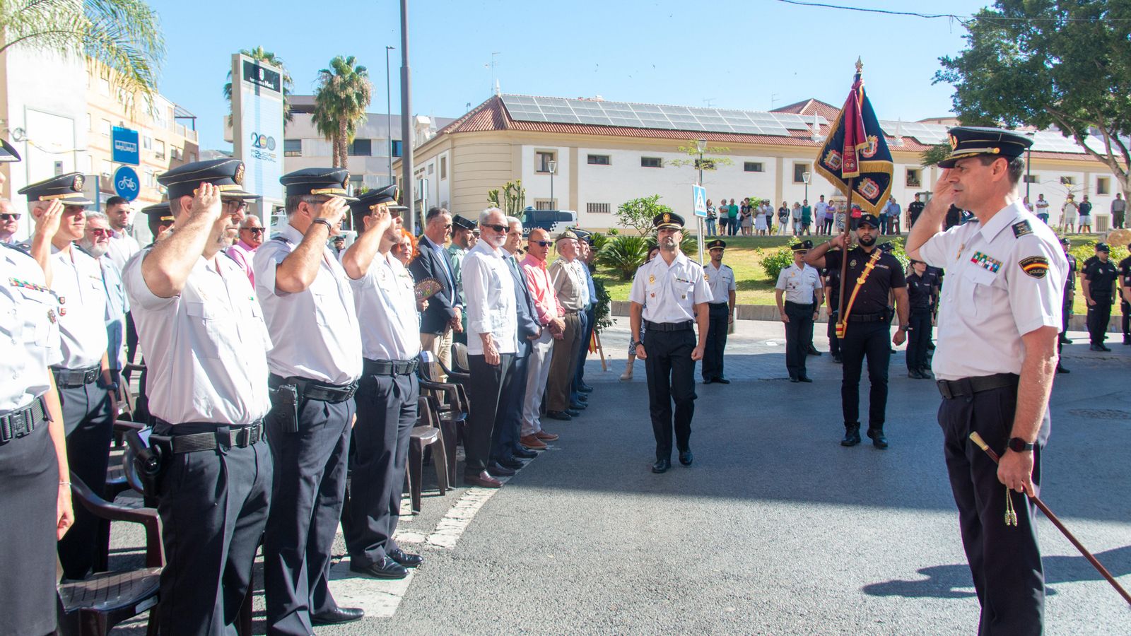 El comisario provincial de la Policía Nacional de Granada, Juan de Dios Piedra, saludando en un momento del acto