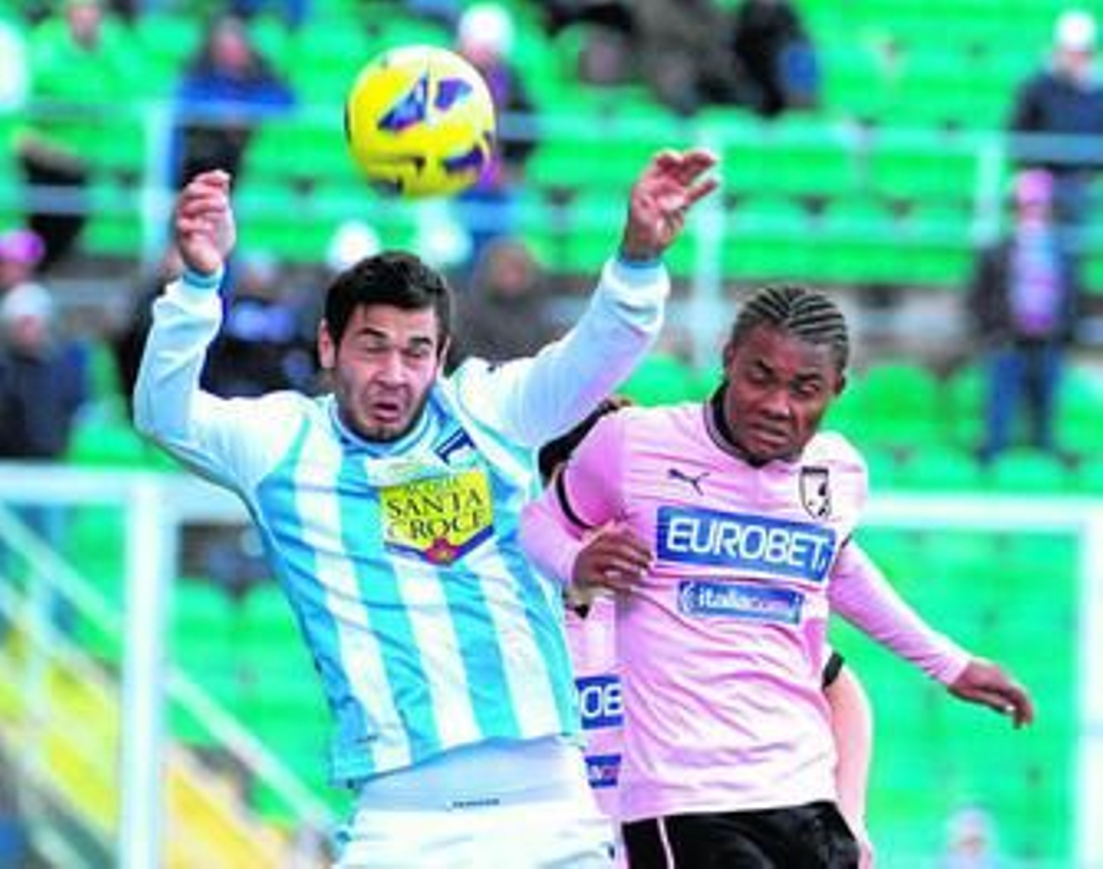 Nelson, a la derecha con trenzas en el pelo, durante un partido la pasada temporada con el Palermo.