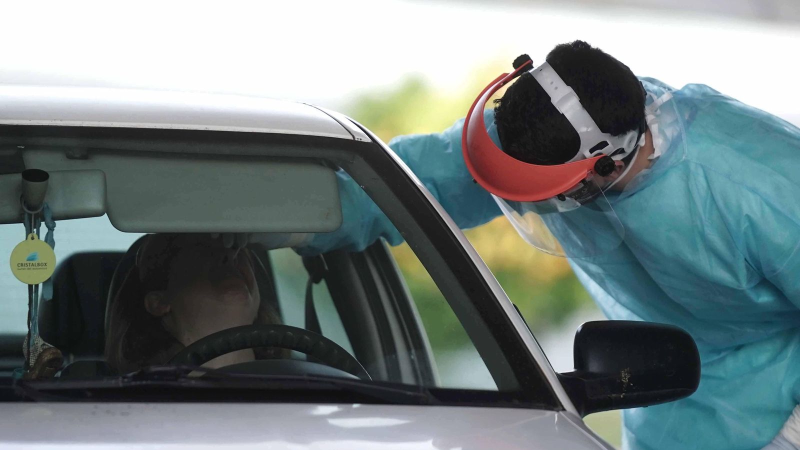Un sanitario toma muestra para un test rápidos.