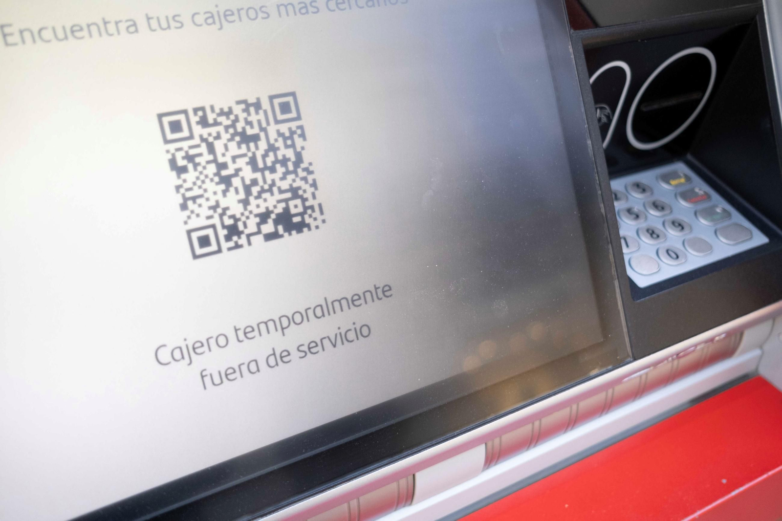 Cajero de banco fuera de servicio, tras una avería en la red.