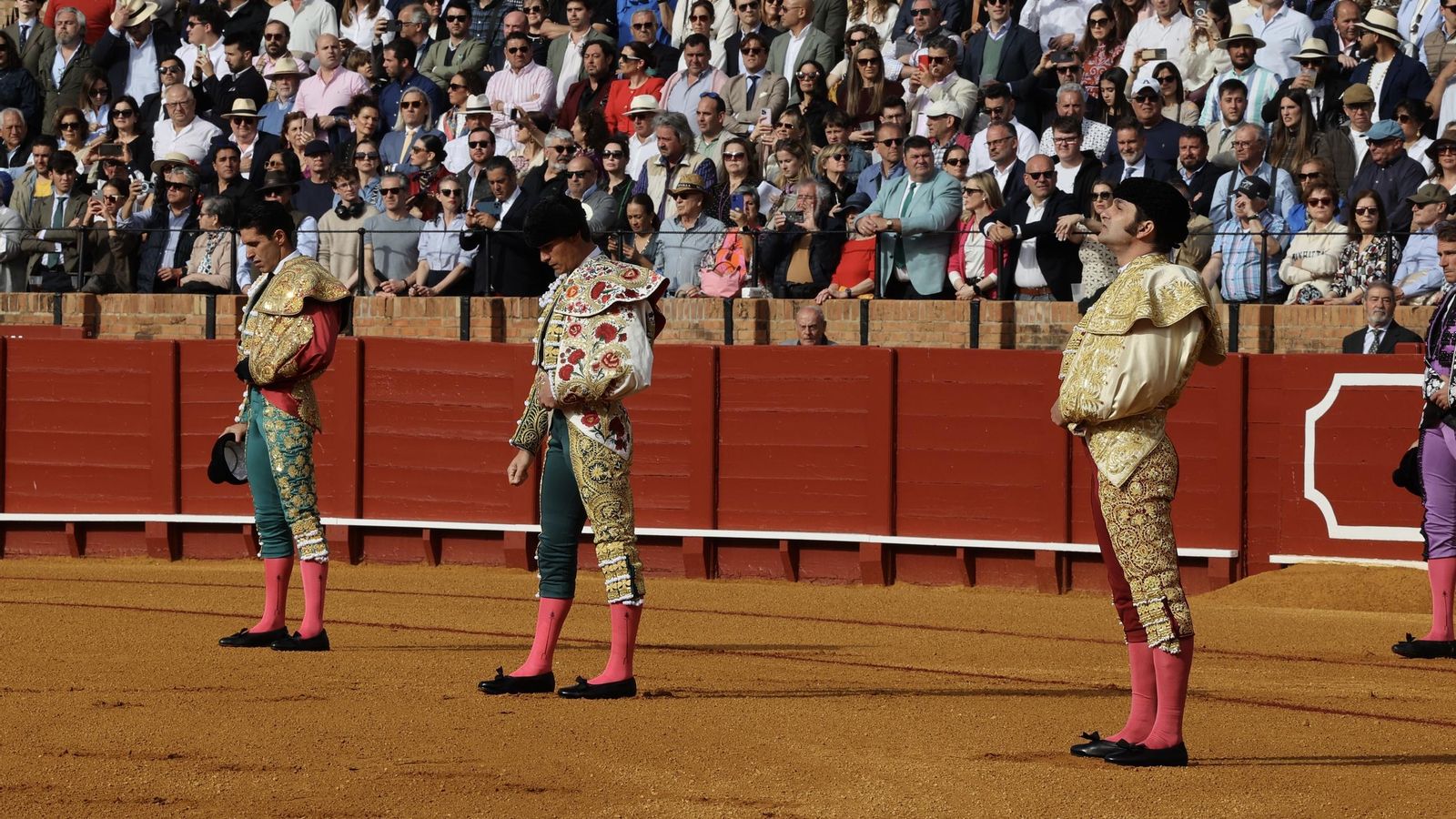 Primer paseíllo de la temporada con los toreros escuchando respetuosos la Marcha Real.