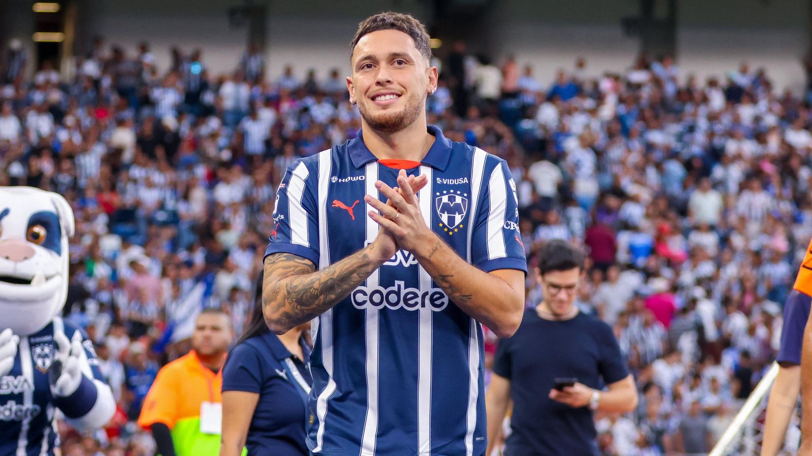 Lucas Ocampos en el estadio BBVA ante la afición de Rayados durante su presentación.