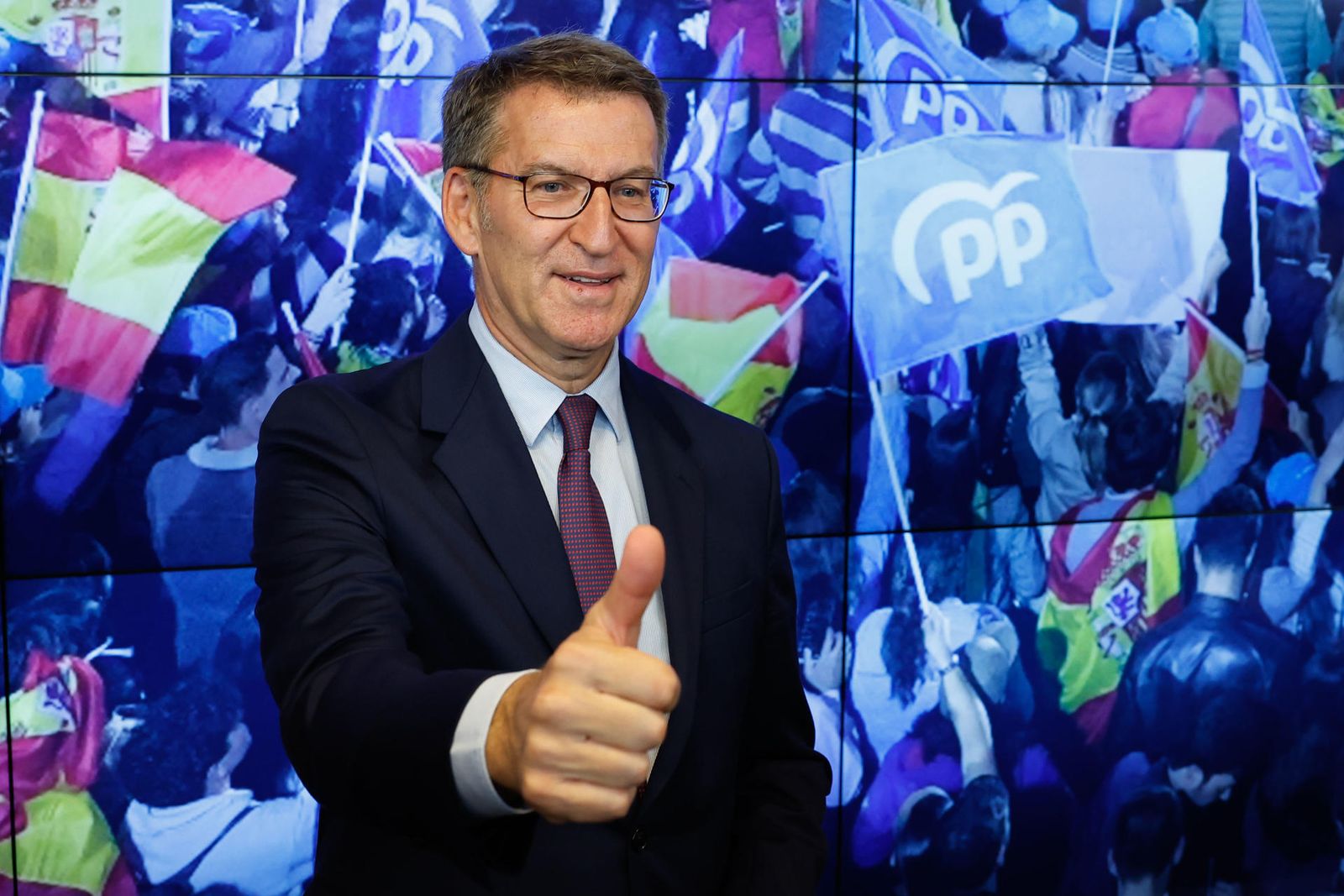 Alberto Núñez Feijóo muestra el pulgar levantado durante la junta directiva nacional del PP.