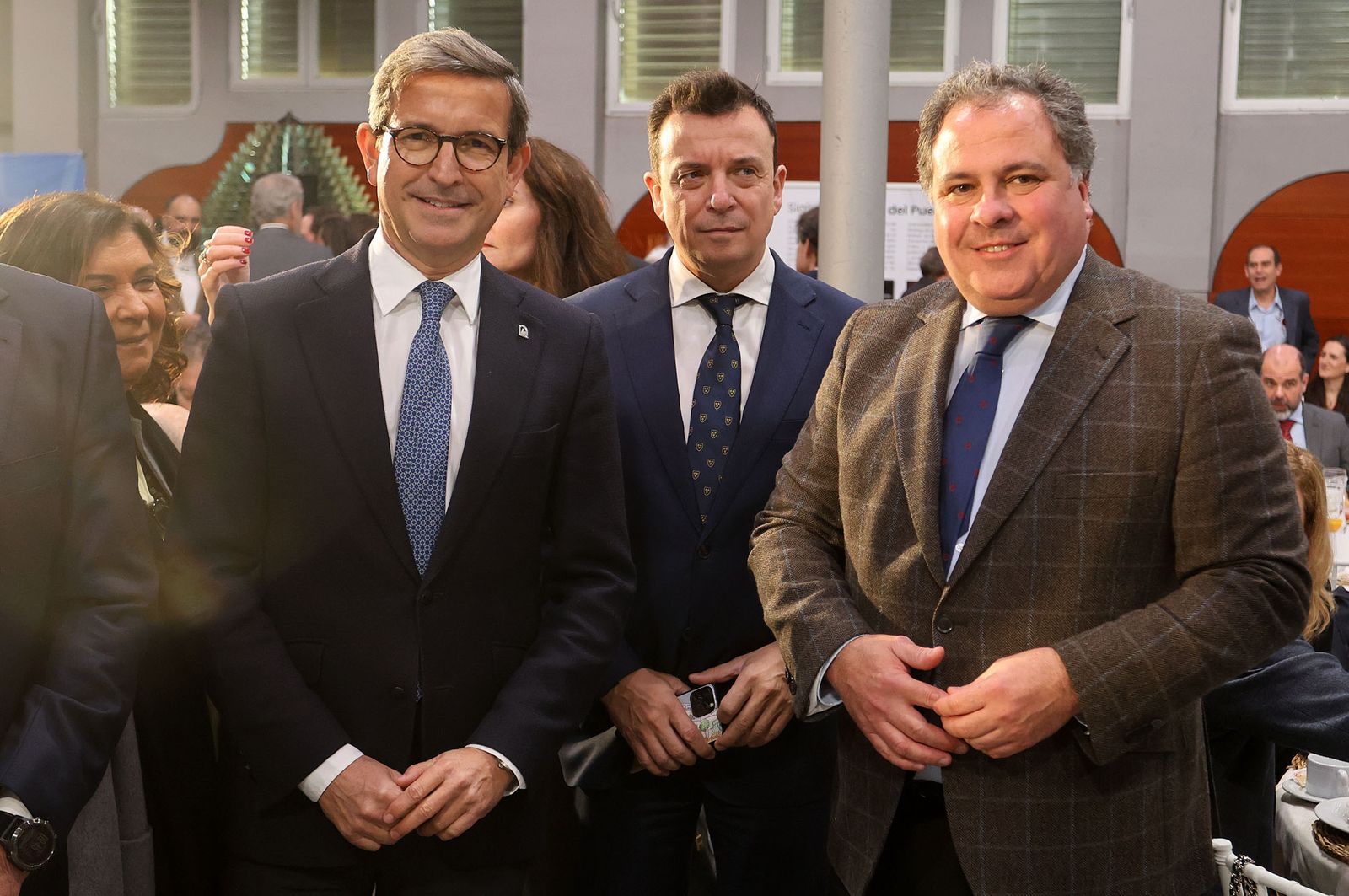 Imágenes de la recepción de los invitados al desayuno-coloquio con Jorge Paradela en el Foro Joly Andalucía