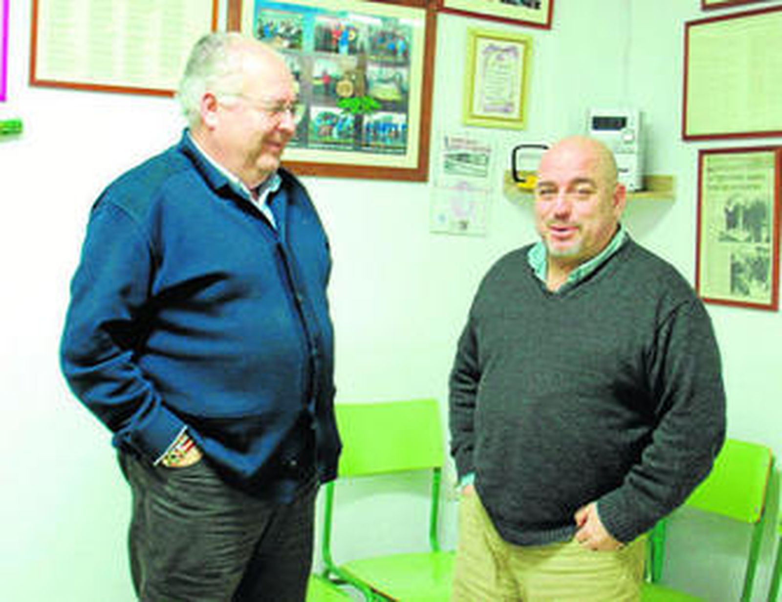 Nicolás Ceballo, presidente de la peña La Tagarnina, conversa con Enrique Tadeo, ayer.