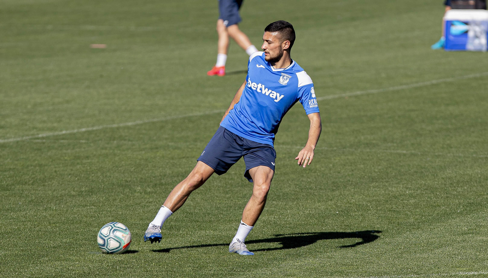 Óscar Rodríguez controla el balón con su pierna menos buena, la izquierda.