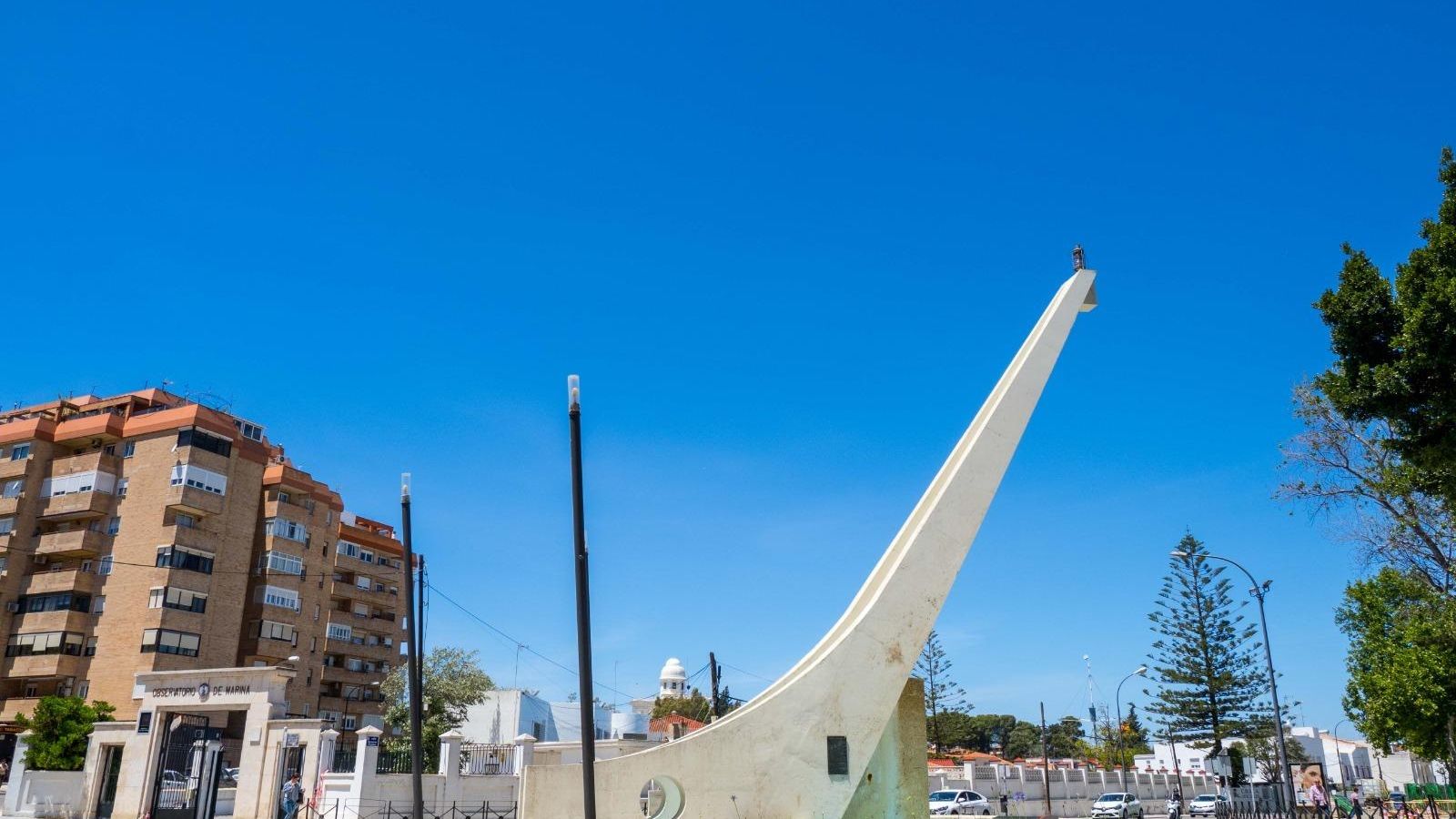 Monumento a las Tres Marinas, en cuyo perímetro ya se ha intervenido para que vuelva a funcionar como rotonda en San Fernando.