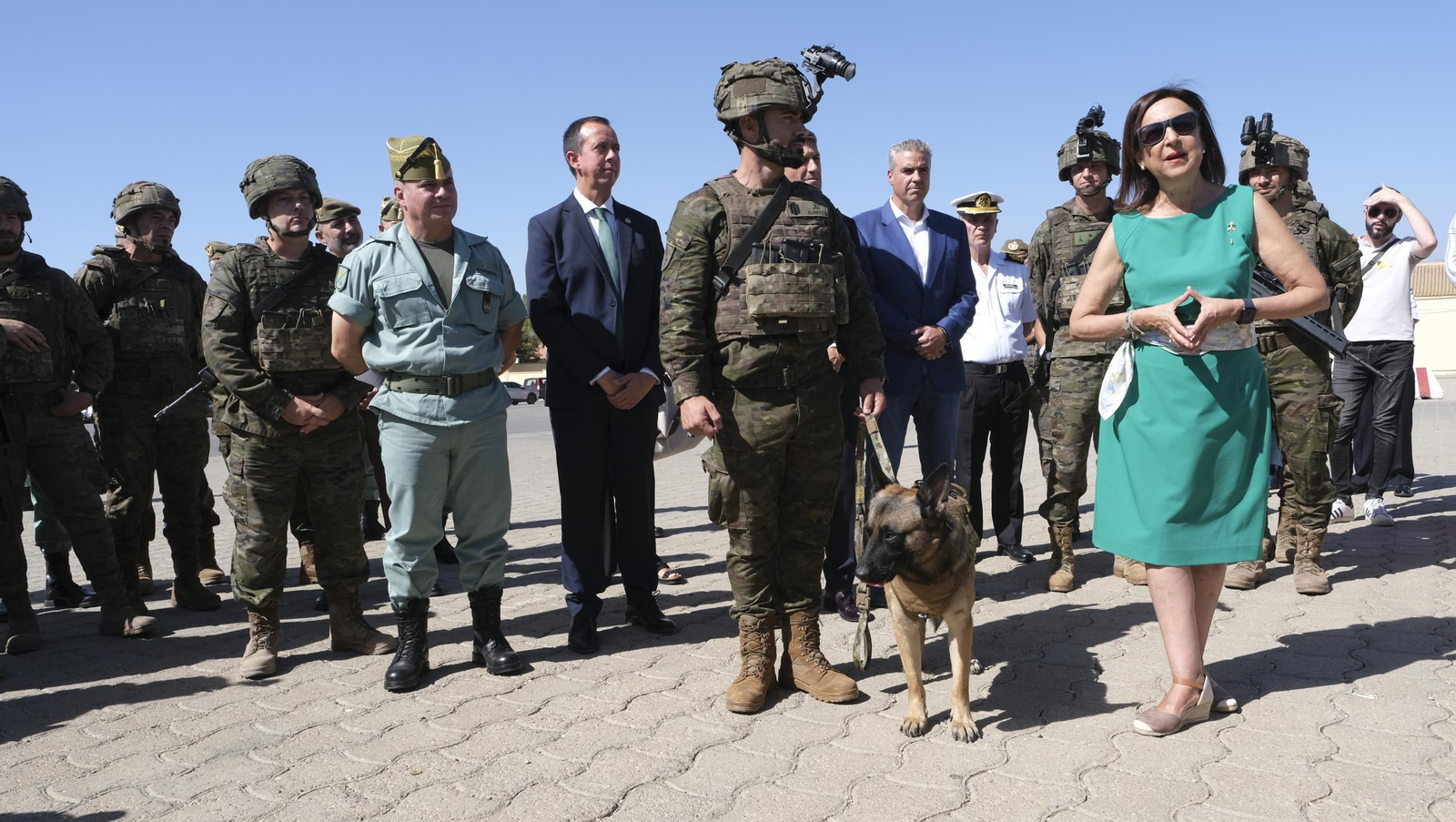 La Ministra de Defensa, Margarita Robles, visita la Base de La Legión en Viator, en imágenes