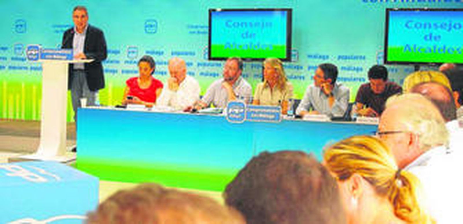 Elías Bendodo compareció ante los medios durante el consejo de alcaldes.