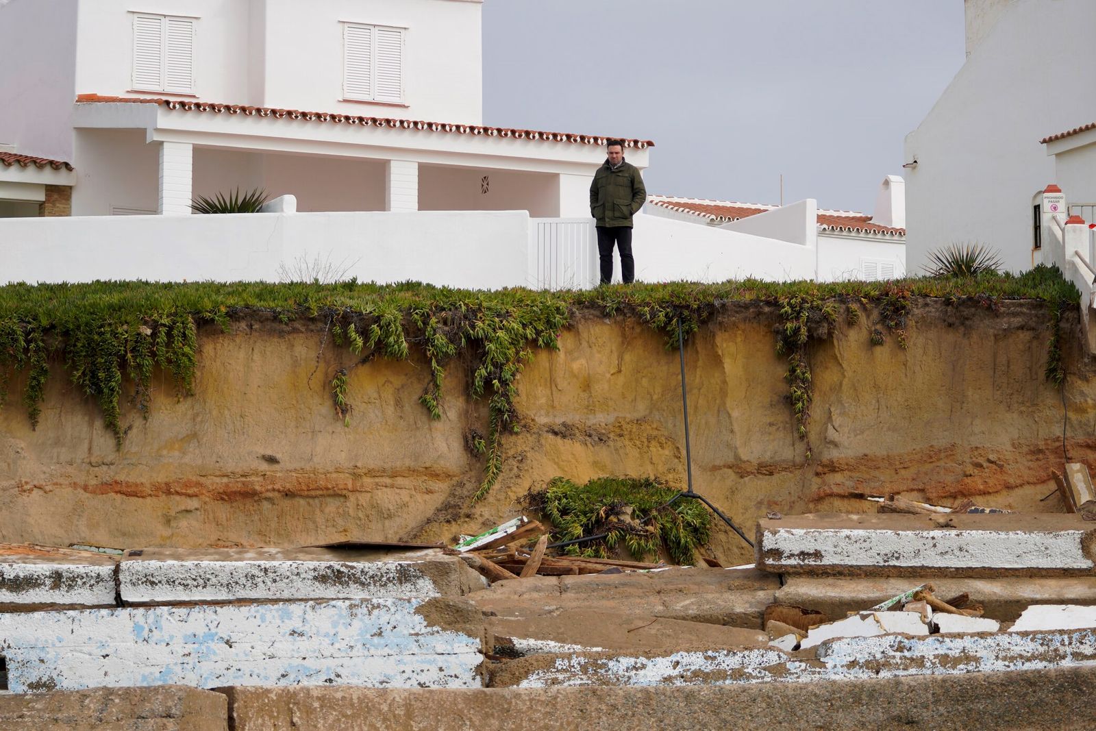 Los destrozos causados por el último temporal a la playa y al paseo marítimo de Matalascañas