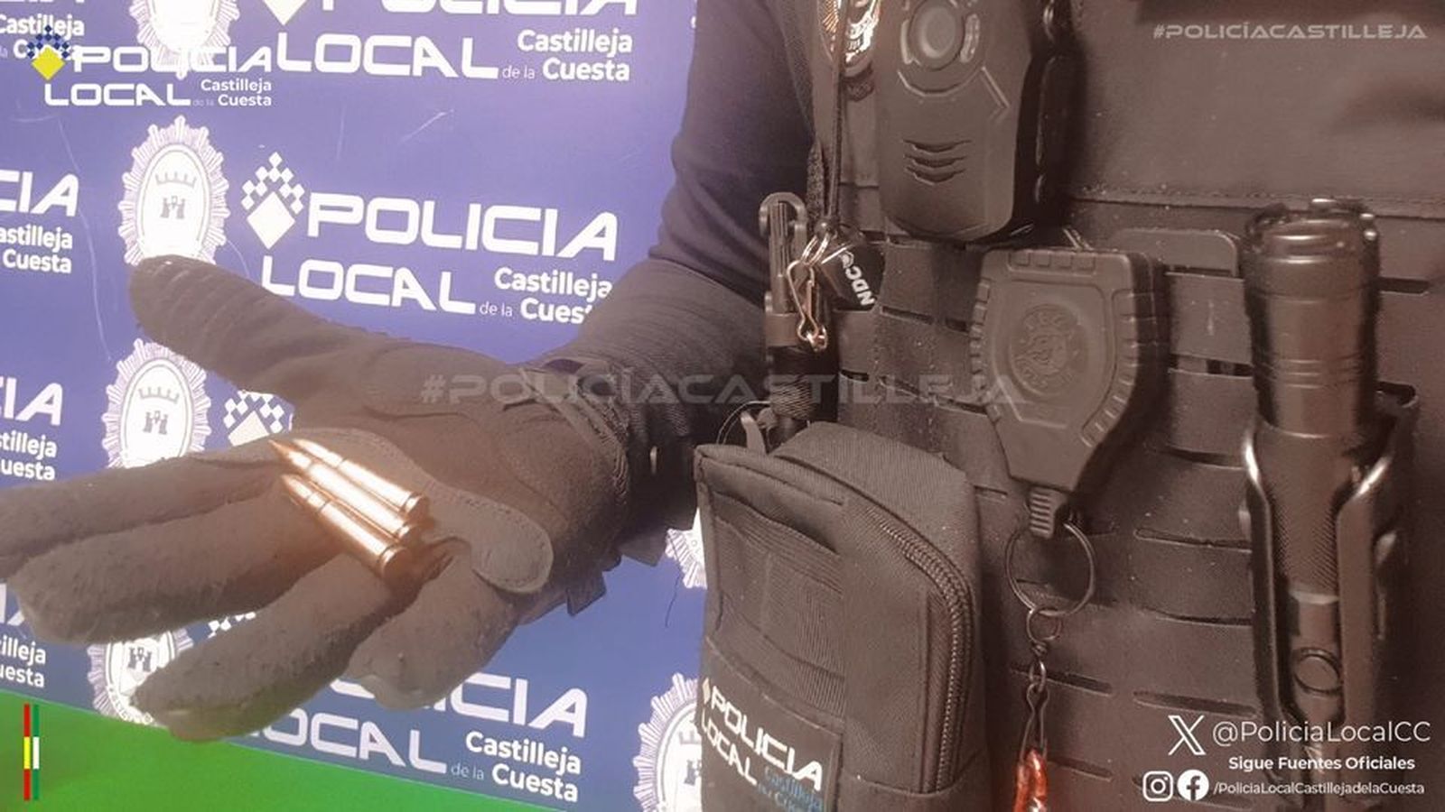 Un policía local muestra parte de la munición encontrada
