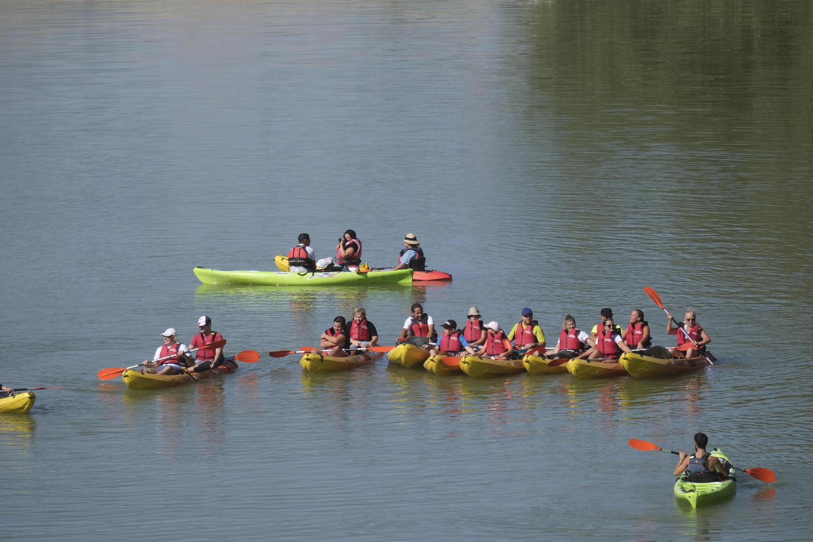 La ruta en kayak por el Guadalquivir de Córdoba se echa al agua, en imágenes