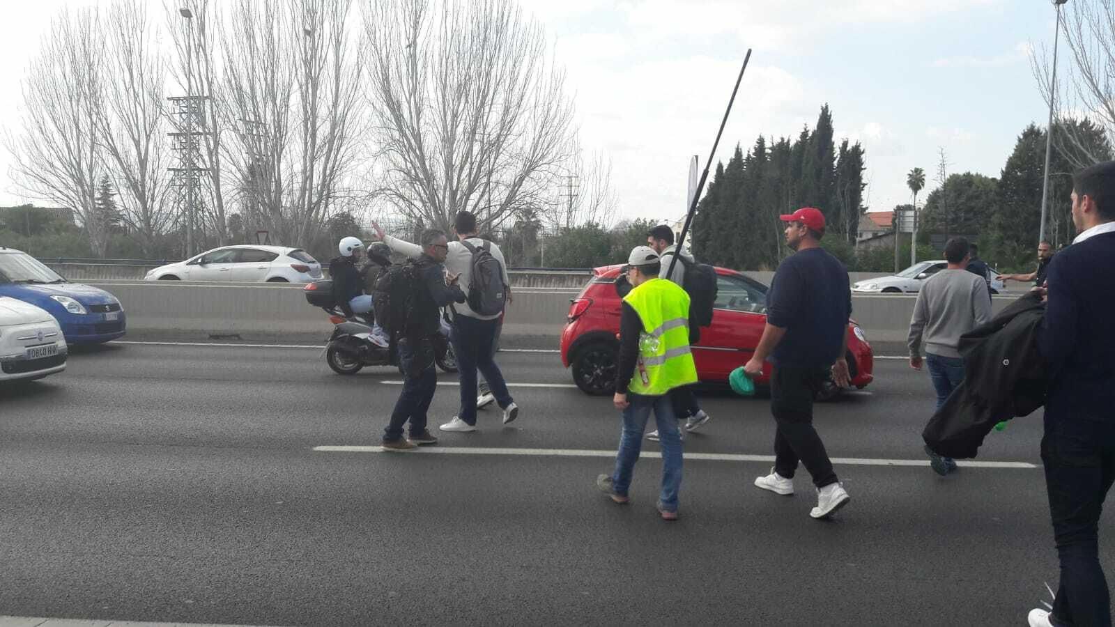 Manifestantes cortan la A-44 a su paso por Neptuno.