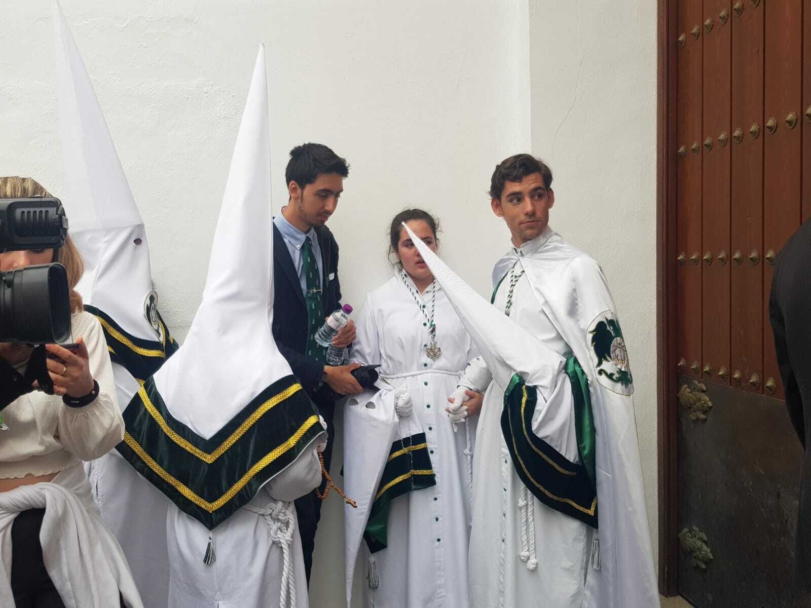 Nazarenos de la Paz, tras enterarse de la noticia.