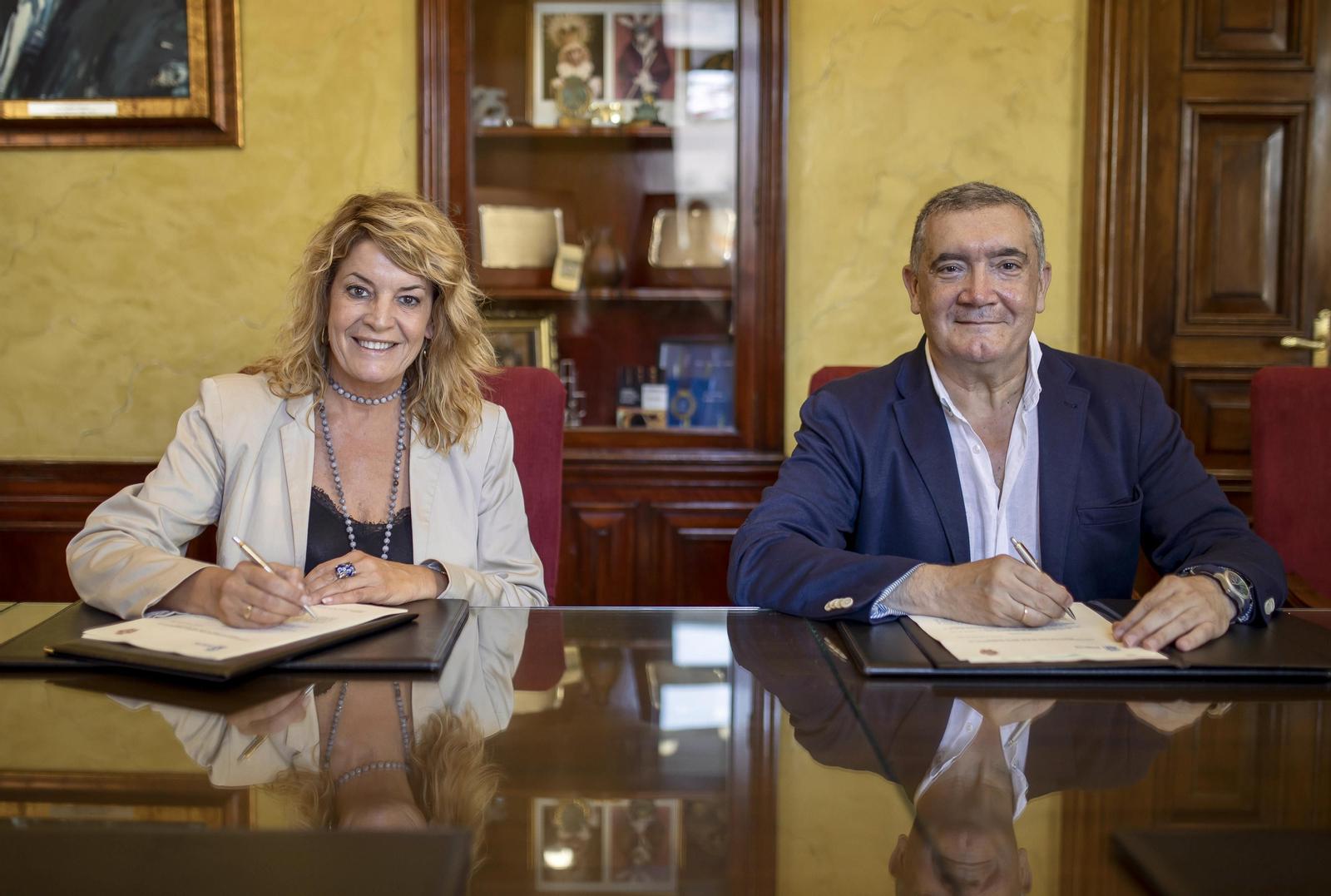 Pilar Miranda y Esteban Brito firman el convenio.