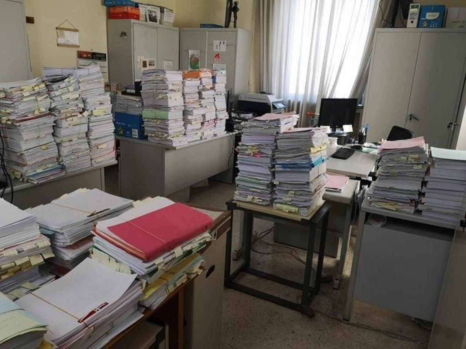 Expedientes judiciales amontonados.