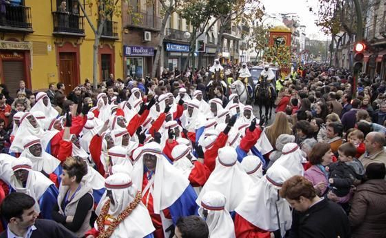 Las carrozas de la Cabalgata de los Reyes Magos en su paso por el centro.

Foto: Belén Vargas