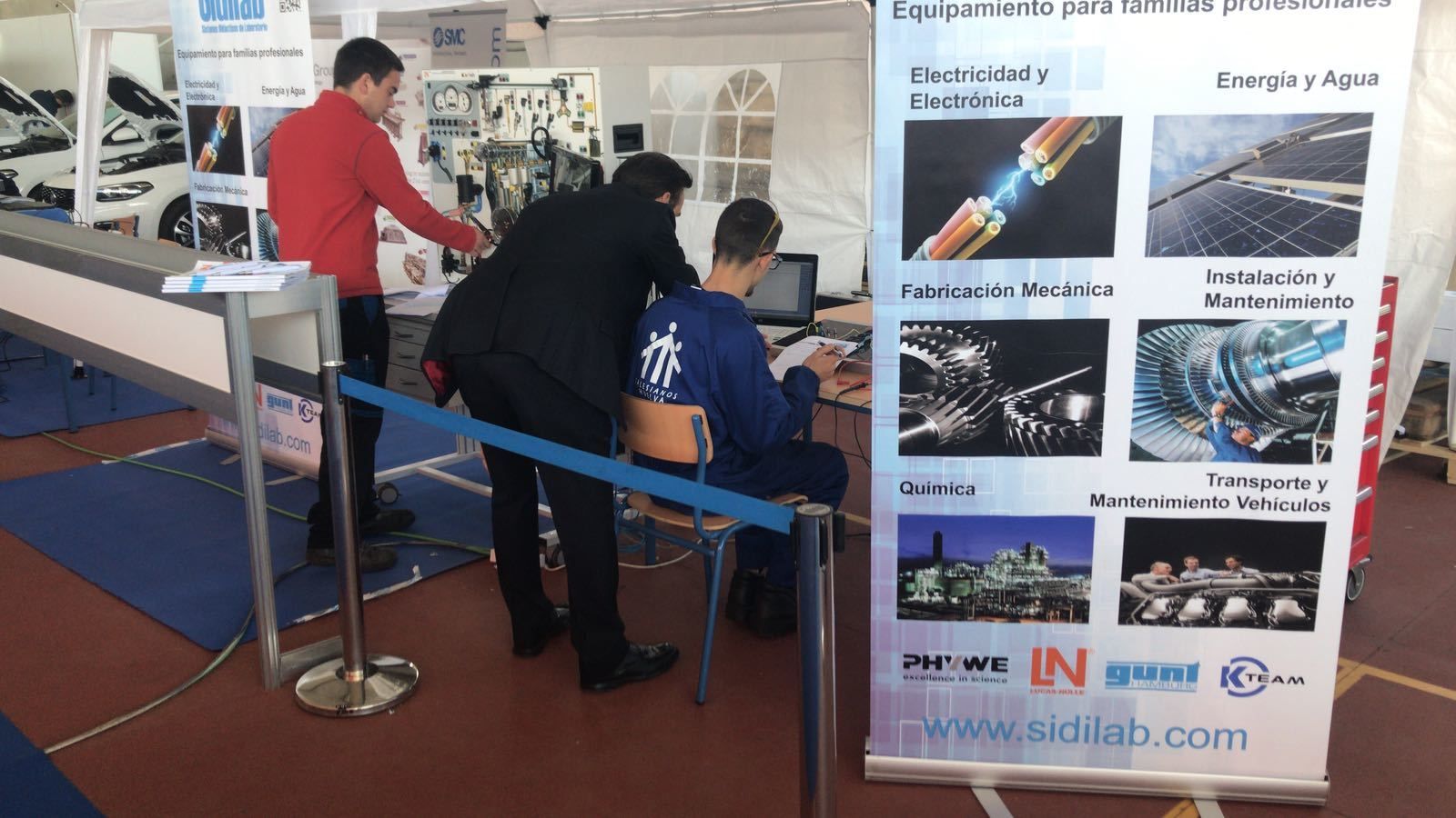 Jóvenes se informan de la oferta de FP.