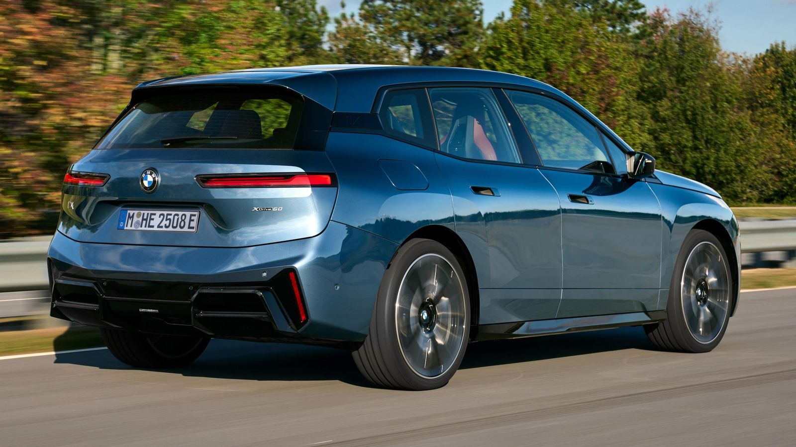 Con una longitud de 4,97 metros de largo, 1,97 de ancho y 1,70 de alto, las dimensiones de la carrocería del iX 2025 no varían respecto a su antecesor, a la venta desde 2021; ahora bien, sí lo hacen sus sistemas de propulsión.