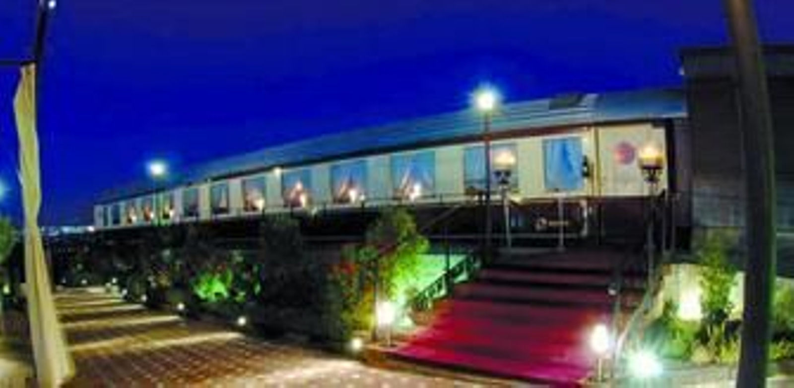 Dos vagones de uno de los trenes más lujosos del mundo funcionan como excepcional restaurante en el kilómetro 5 de la carretera de La Malahá.