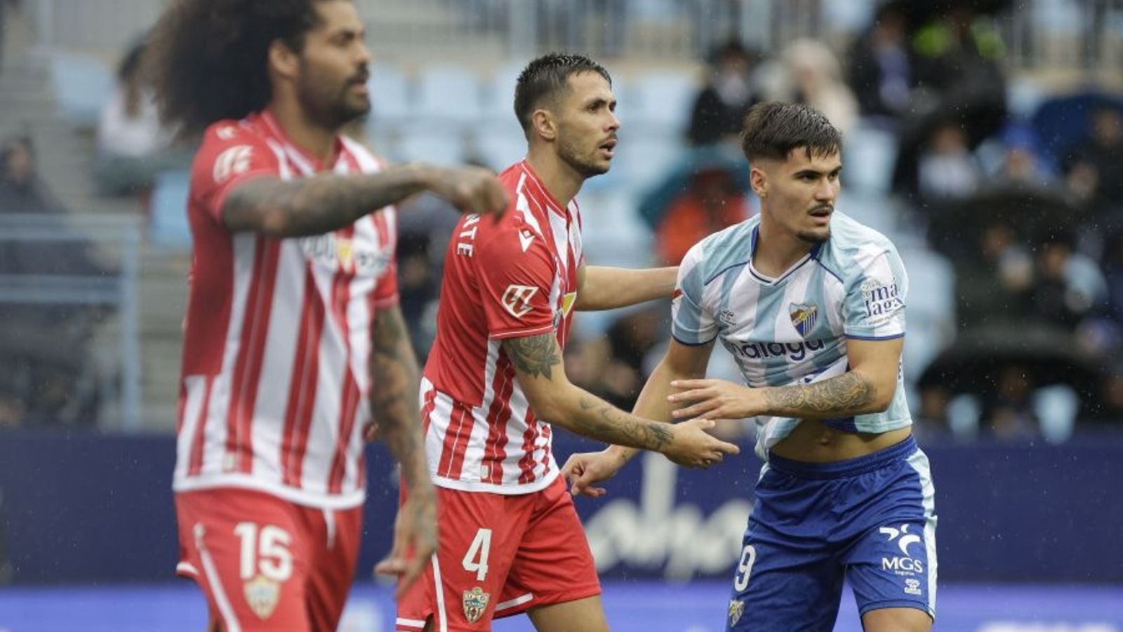 Nelson Monte y Chupe, con Aridane en primer plano, en plena batalla del encuentro de este domingo.