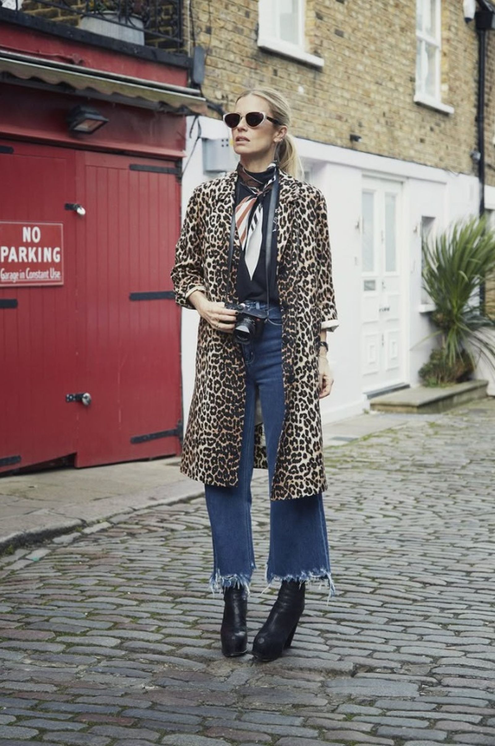 En un look con vaqueros y animal print puedes apostar también por otros estampados en piezas sencillas, como un pañuelo.