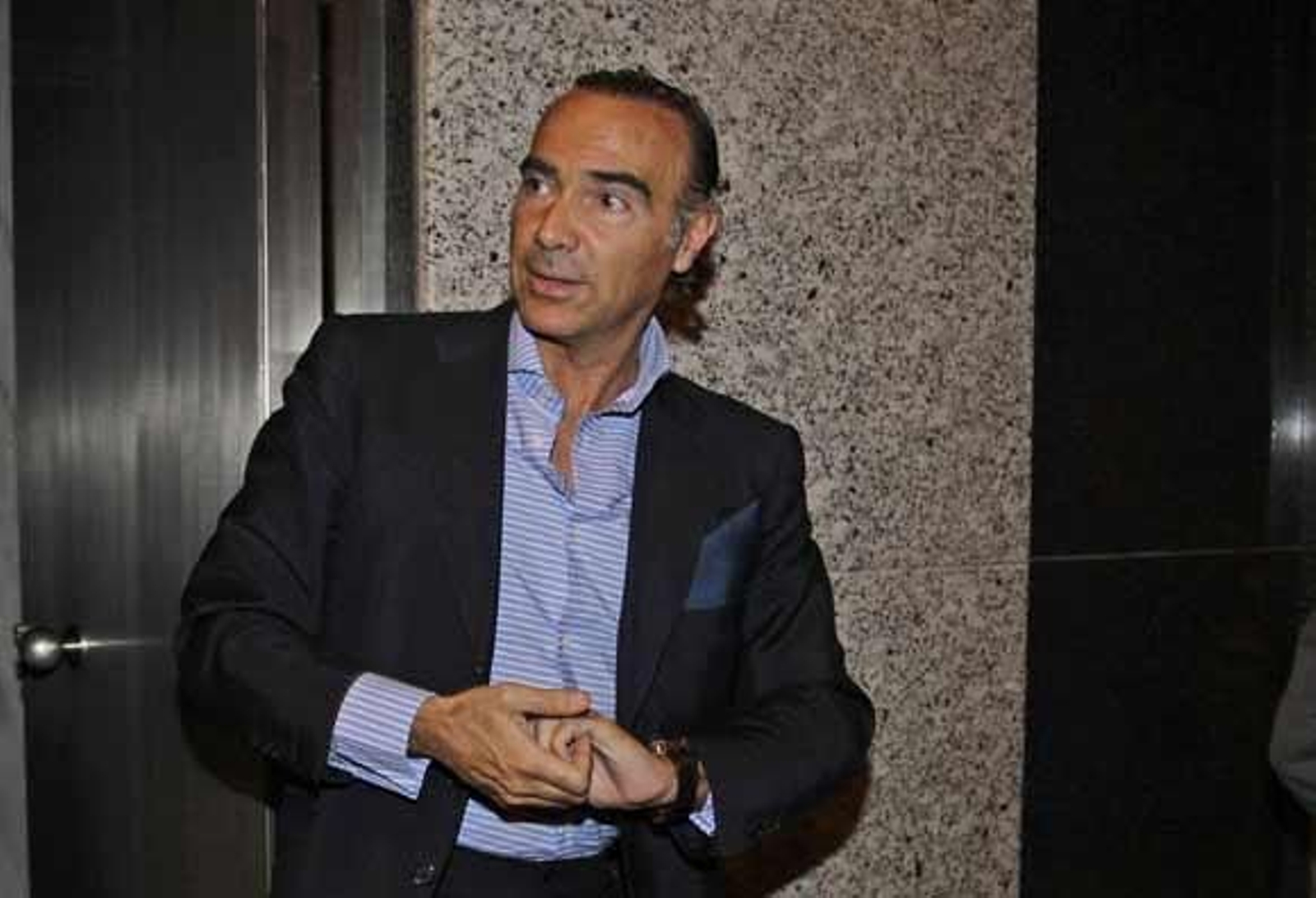 Lopera escenifica la venta a Oliver