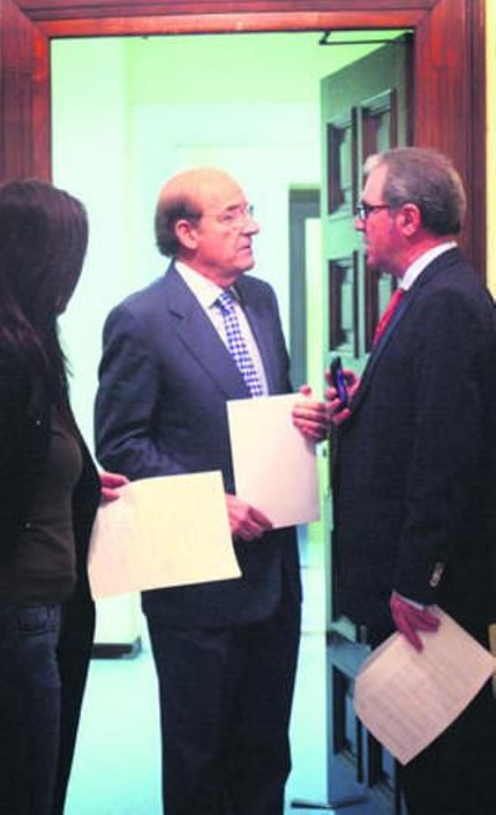 El alcalde, Pedro Rodríguez, dirigiéndose a su segundo, Francisco Moro, en las dependencias municipales.