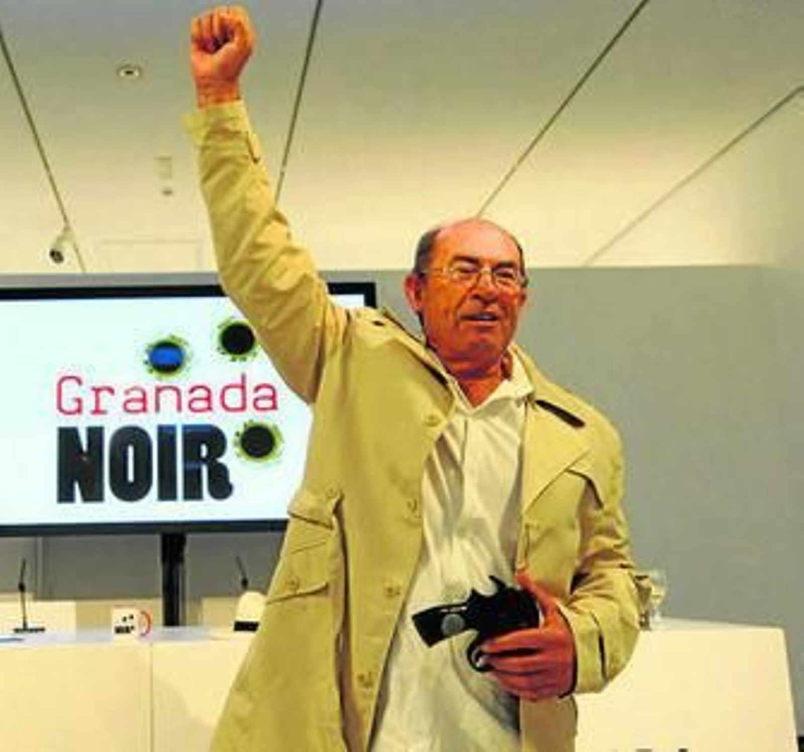 Juan Madrid, al recibir el galardón.