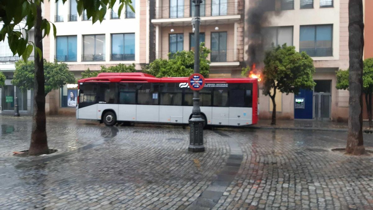 Fuego en la parte trasera del autobús estacionado en la Rotonda de los Casinos.