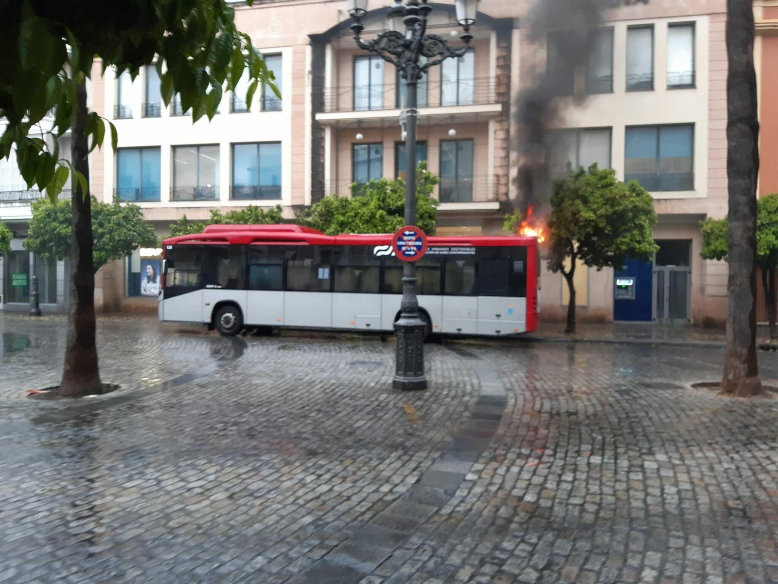 Fuego en la parte trasera del autobús estacionado en la Rotonda de los Casinos. Fuego en la parte trasera del autobús estacionado en la Rotonda de los Casinos.