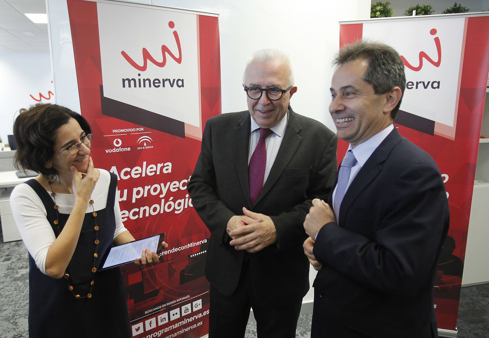 Gracia Catalina, directora de Minerva; José Sánchez Maldonado, consejero de Empleo, Empresa y Comercio de la Junta de Andalucía, y Antonio Fernández, director territorial de Vodafone España en Andalucía.