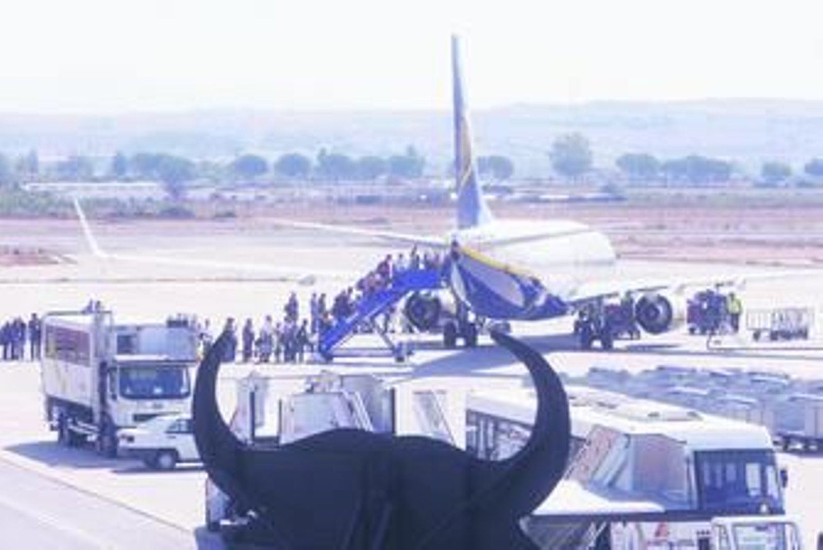 Pasajeros embarcan en un vuelo de Ryanair en el aeropuerto de Jerez la pasada semana.