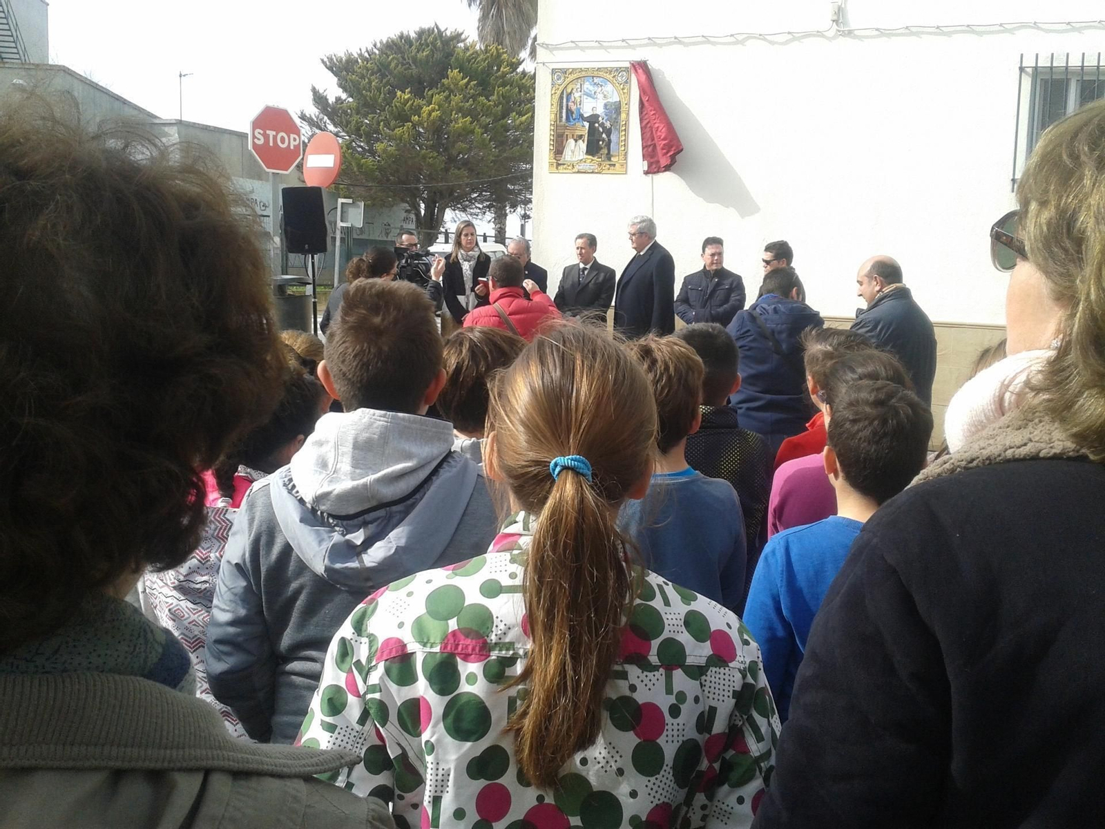 Momento del descubrimiento de un mosaico ante la presencia de alumnos del colegio Tierno Galván.