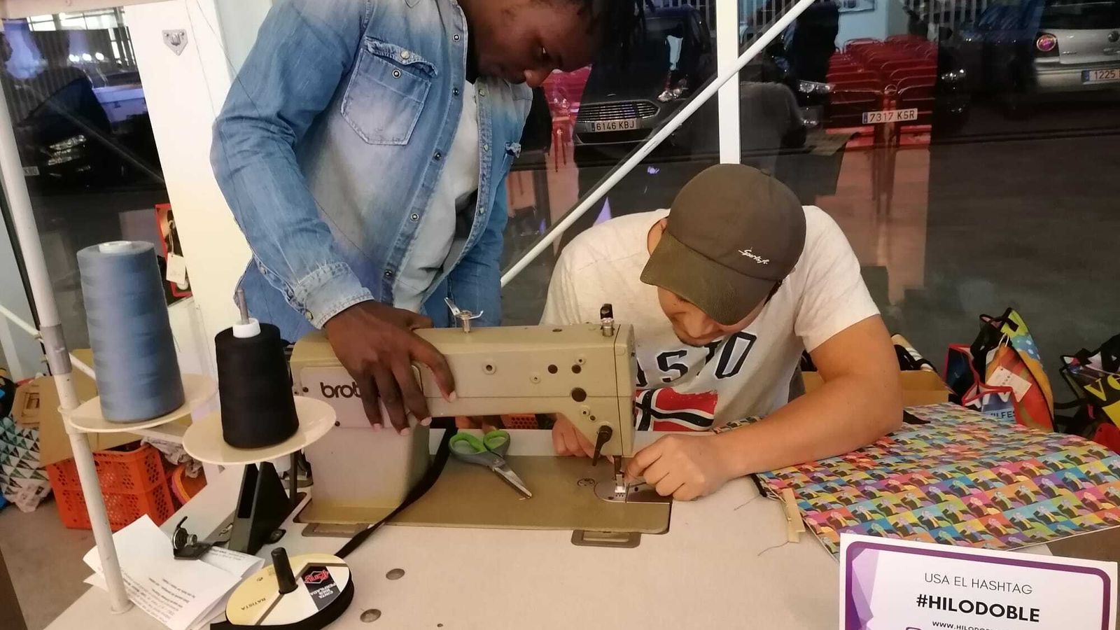 Dos trabajadores de Hilo Doble.