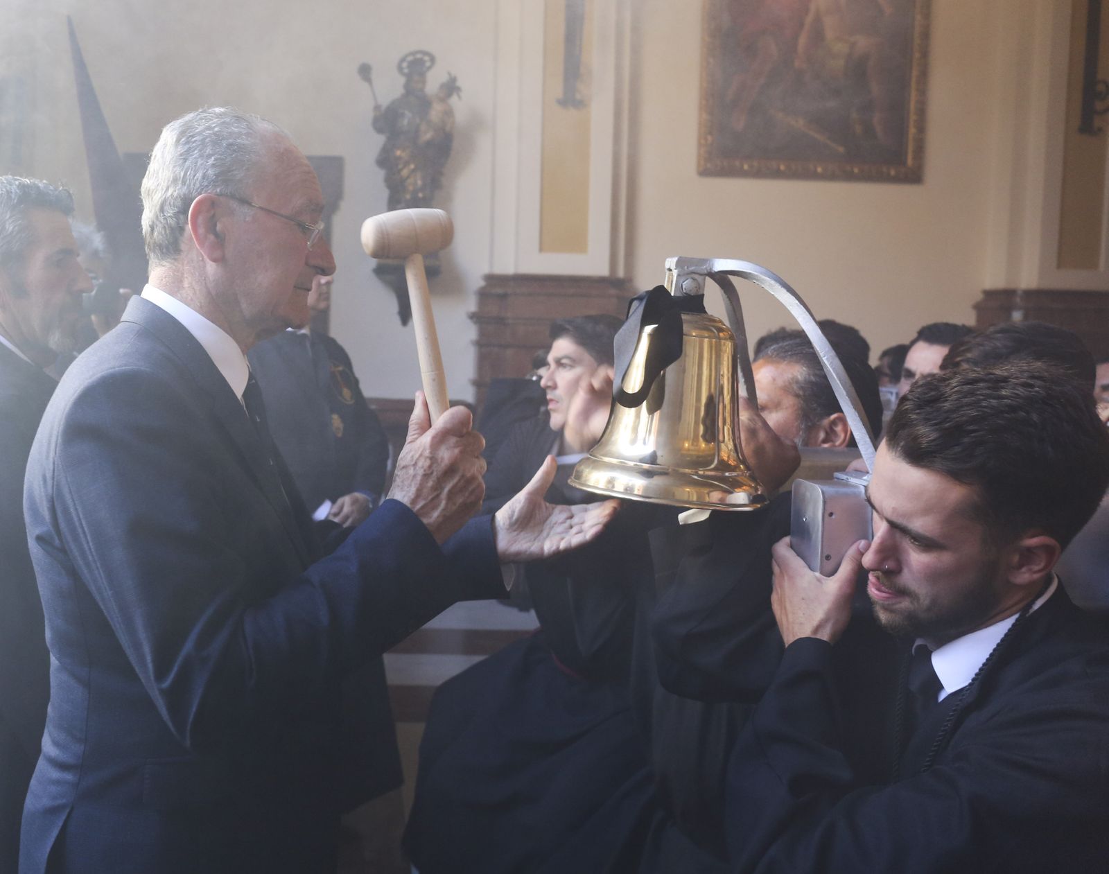 Francisco de la Torre levanta el trono de la Virgen de las Penas el pasado Martes Santo.