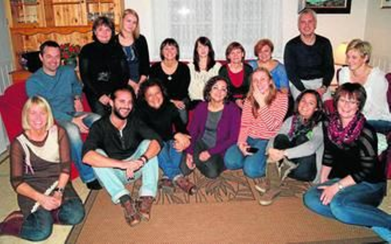 Los dos profesores del CEIP Pelayo Javier Cabañas -segundo abajo por la izquierda- y Susana Borrego -segunda abajo empezando por la derecha-.