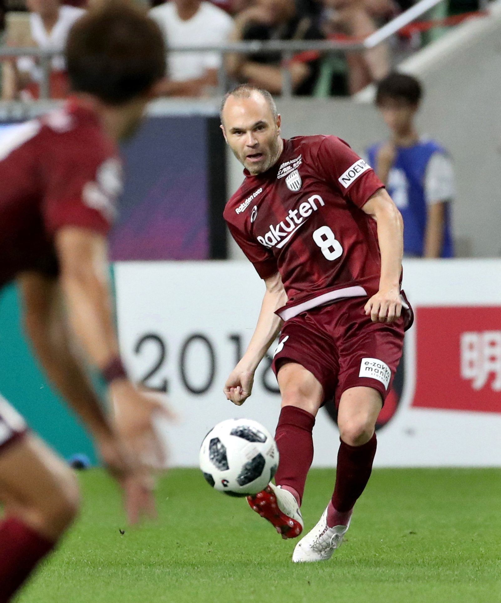 Iniesta y Torres, en sus debuts con el Vissel Kobe y el Kyosuke Tagawa.