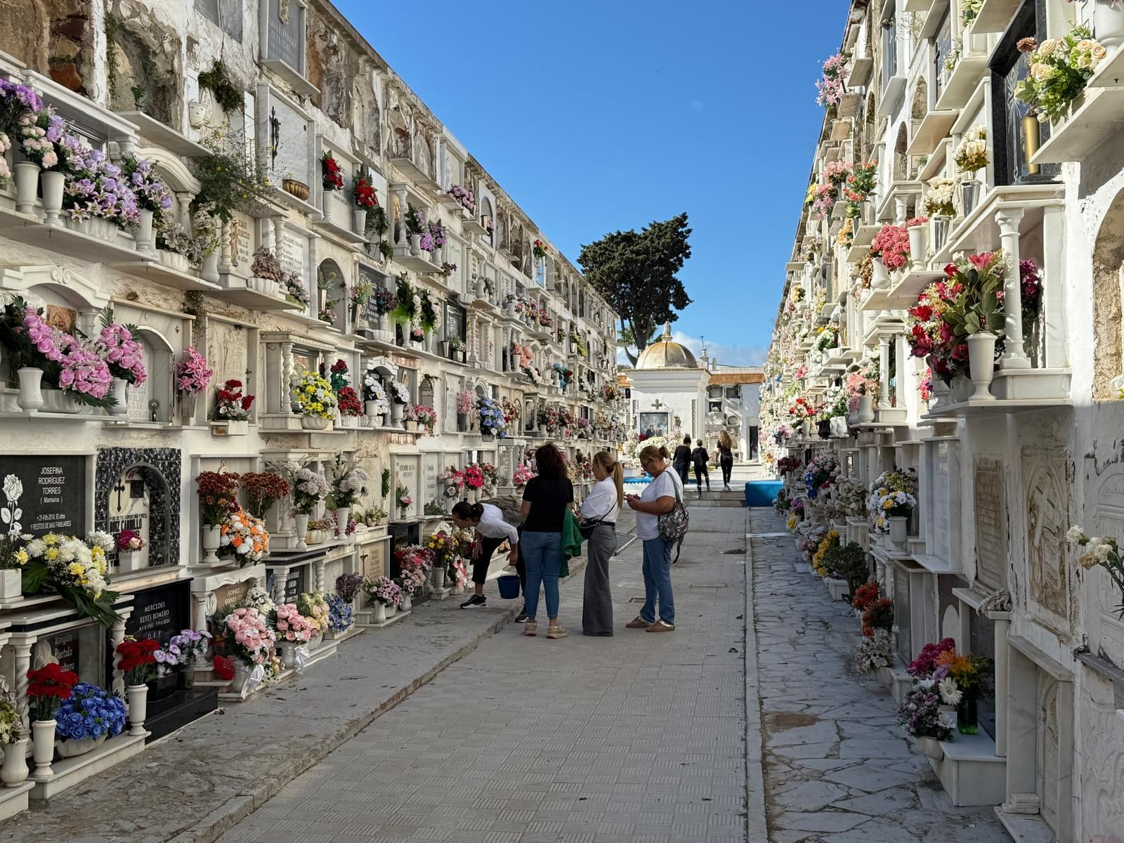 La Línea recuerda a sus difuntos con el tradicional acto en el Cementerio de San José