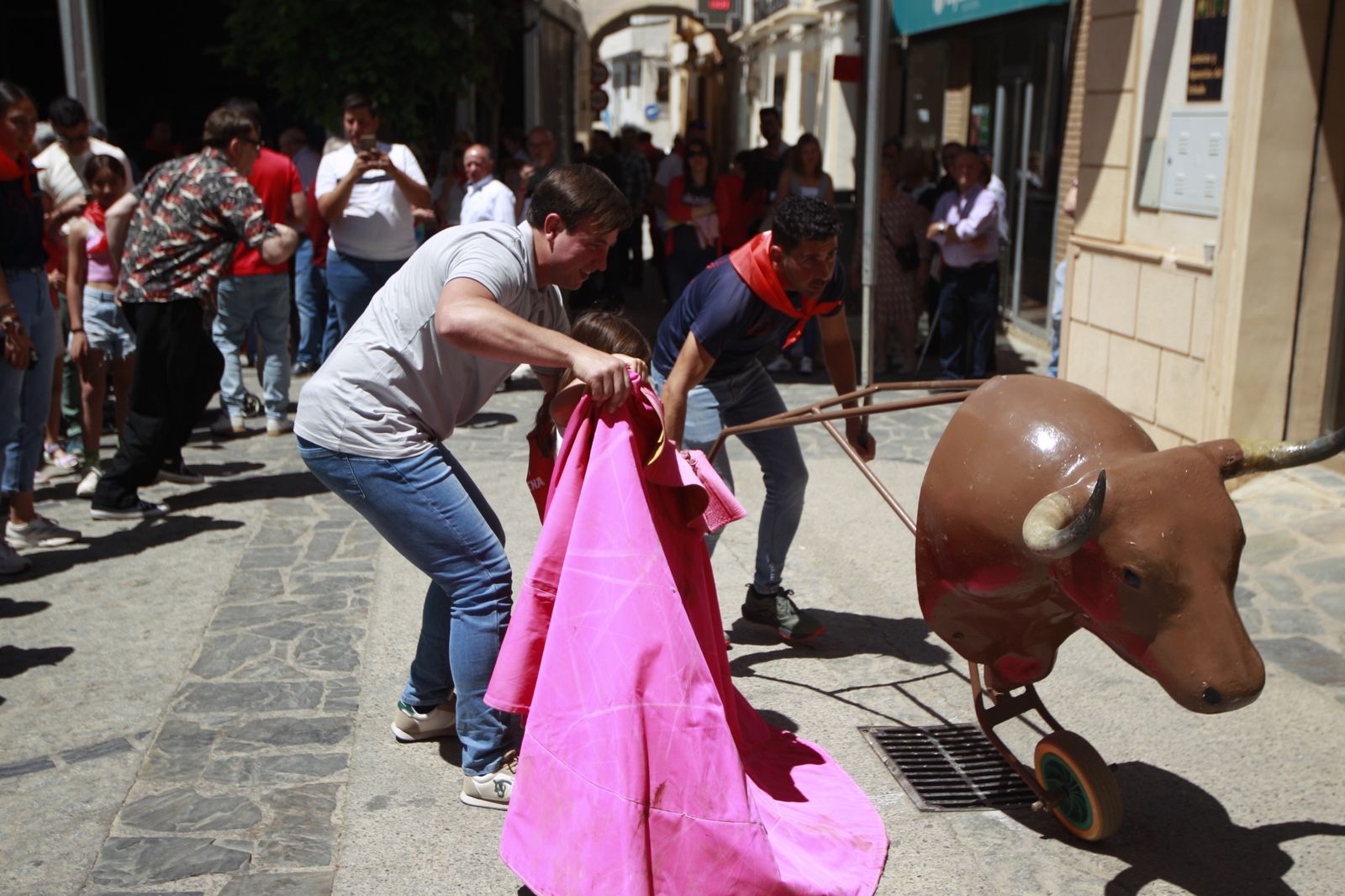 Imágenes de las Fiestas de Abrucena: concurso de mostos, encierro infantil y migas populares