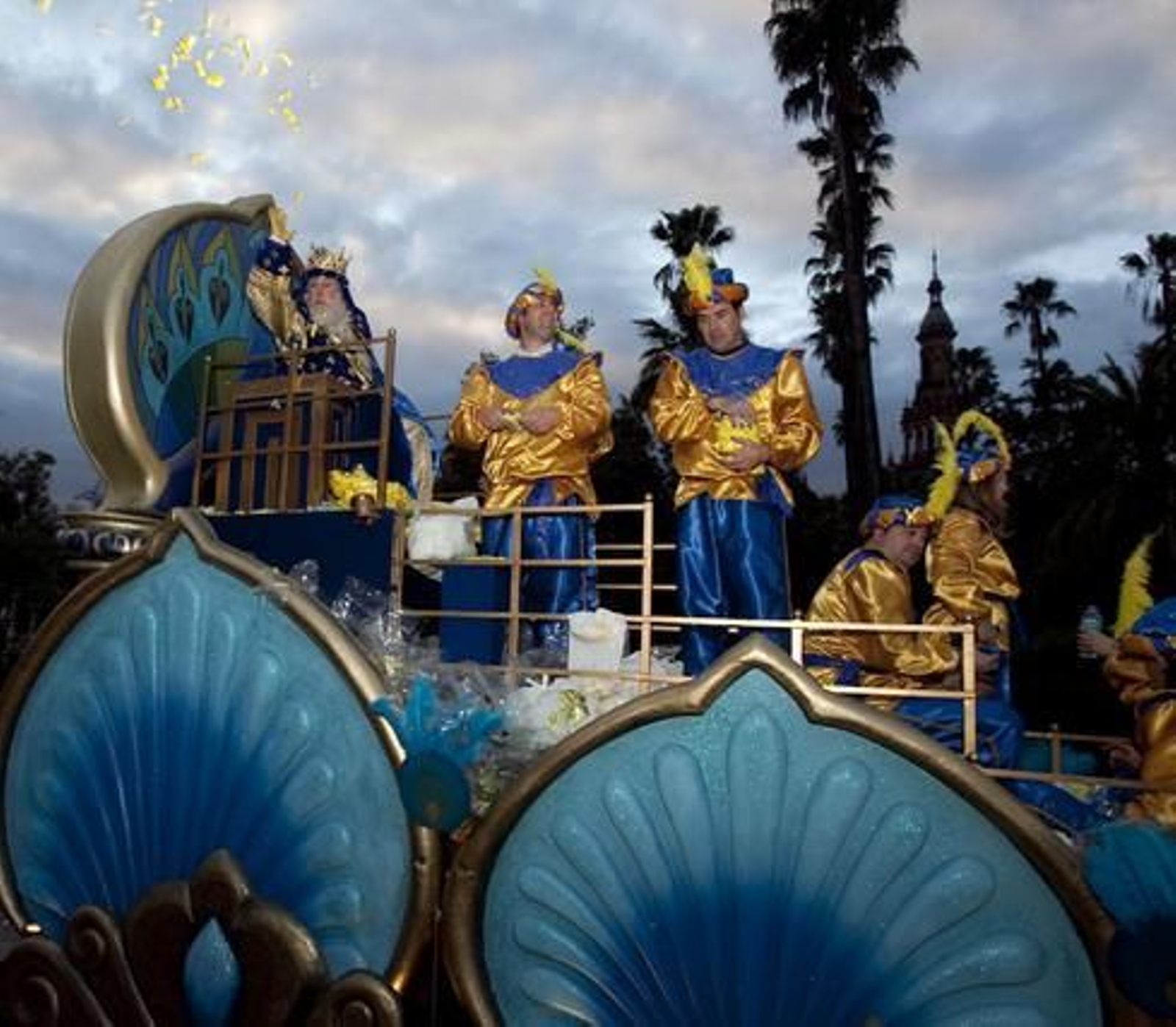 Acompañado de su séquito, el primero de los Reyes Magos de Oriente ha lanzado caramelos por doquier.

Foto: Jaime Martínez