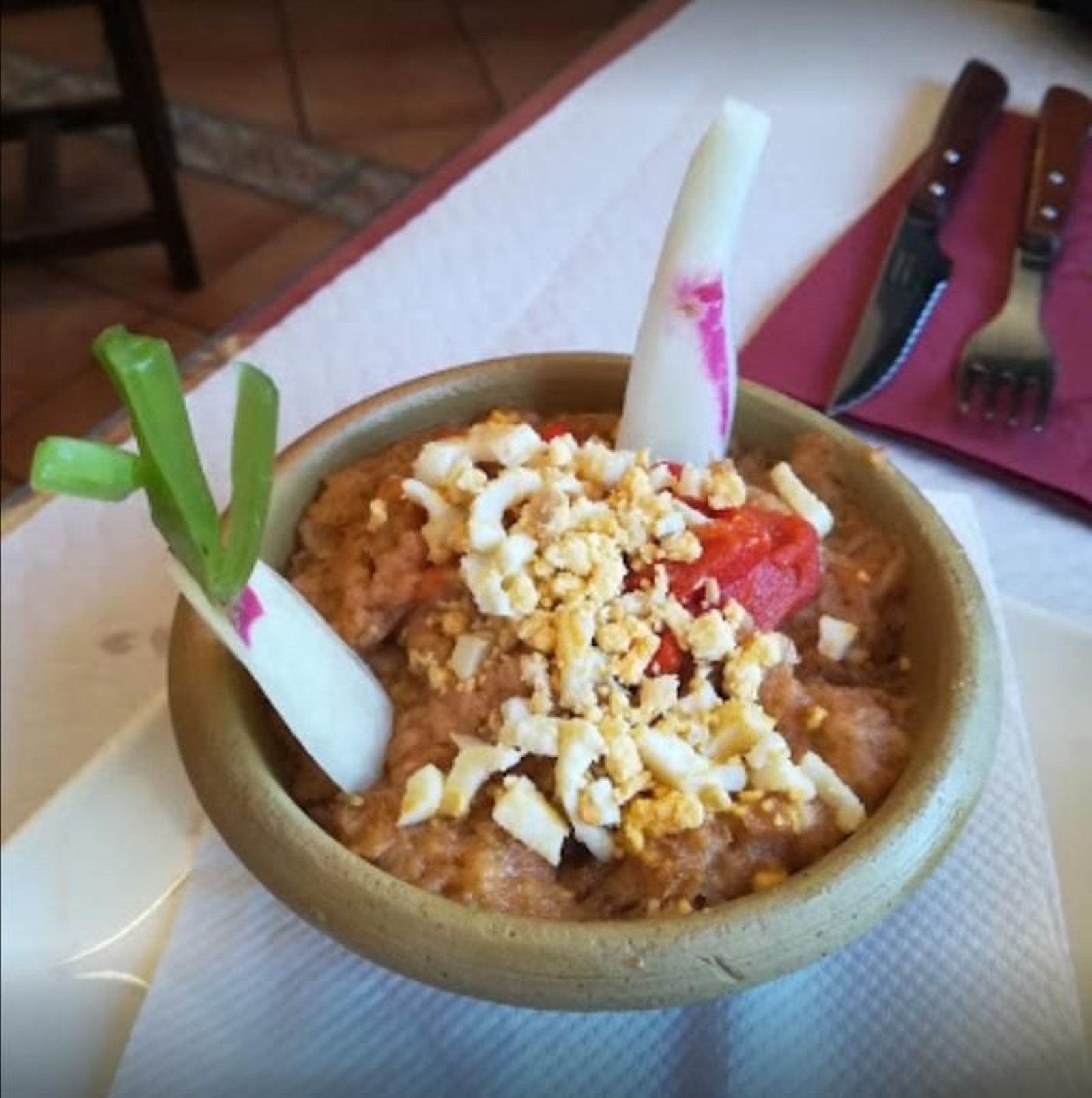 Casa Carmelo y Paqui. No es un mosto, ni tampoco una venta propiamente dicha, pero tiene mucho encanto. El sitio está en Mesas de Asta, en la calle Padre Fidel. Tiene varios salones donde se come bien y a muy buen precio. Cuando llega la temporada a la lista de bebidas incorporan el mosto, un vino propio. Atención a las croquetas, a la tortilla y al guisoteo en general. Han incorporado algunos guisos nuevos como el rabo de toro, la carne al toro o los chipirones rellenos.