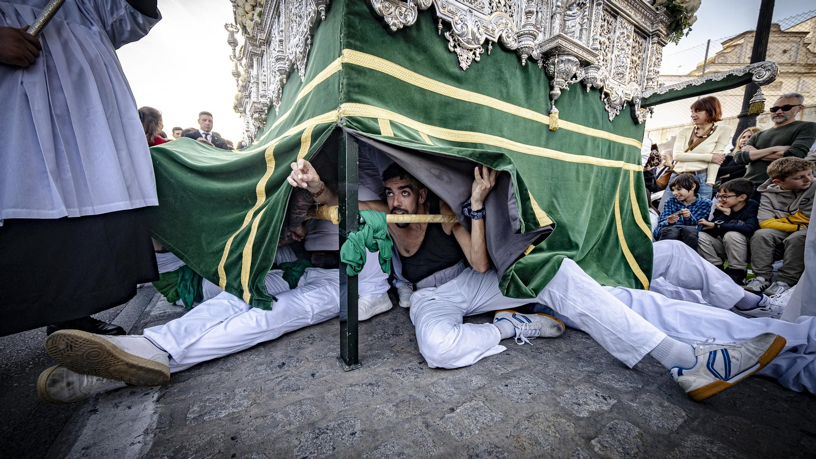 Imágenes de la salida de El Huerto en la Semana Santa de Cádiz 2025