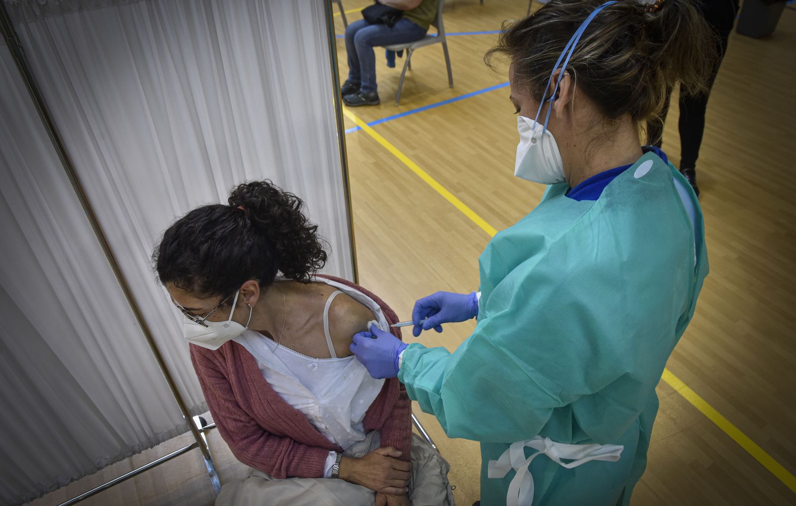 Coronavirus: La vacunación en el Pabellón deportivo de la Facultad de Económicas