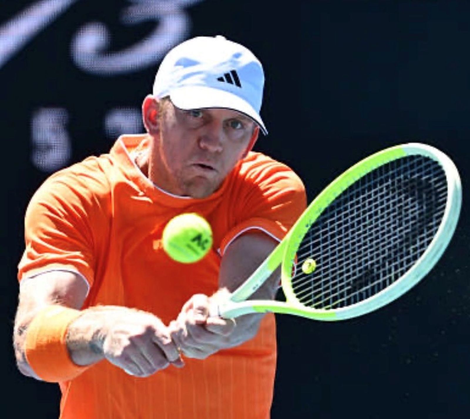 Alejandro Davidovich golpea de revés.