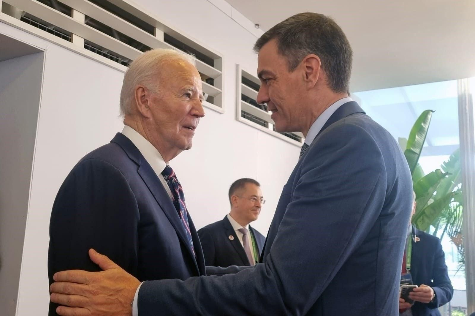 El presidente del Gobierno, Pedro Sánchez, saluda al presidente de Estados Unidos, Joe Biden, en el G-20 en Río.