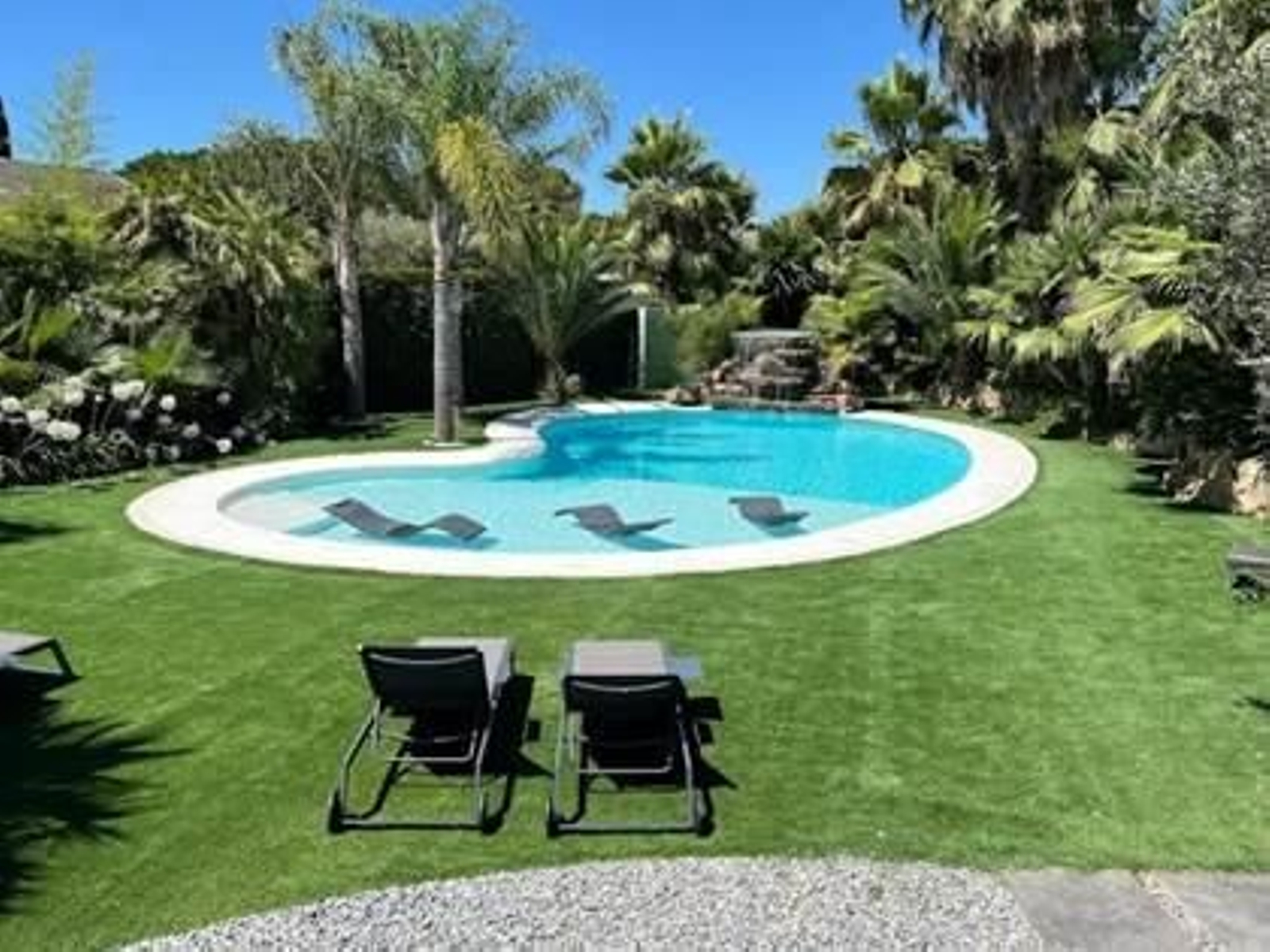 Cada vez con más frecuencia, hay quienes se lanzan a la nueva moda de alquilar piscinas por horas sin salir de Granada.