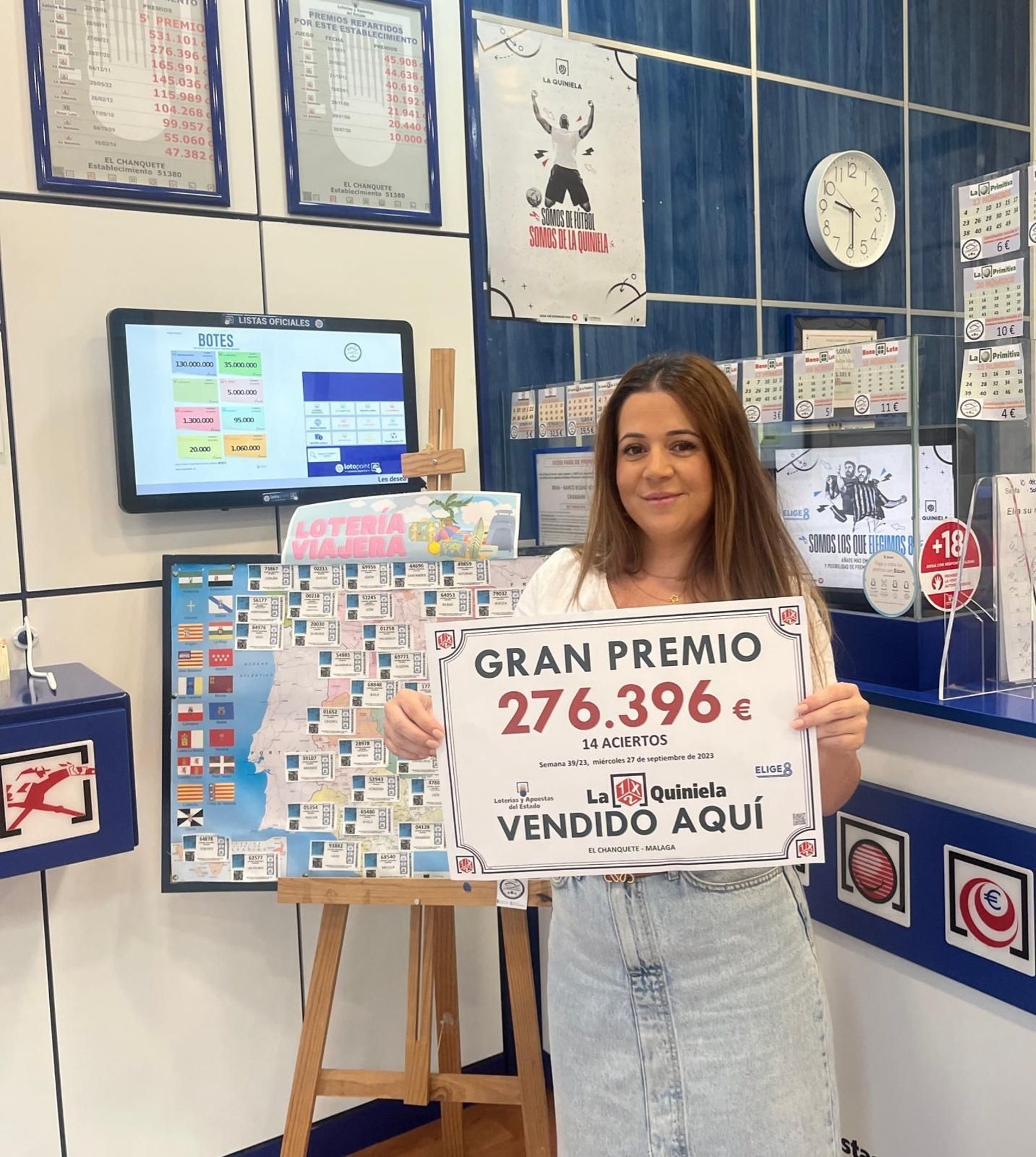 La dueña del punto de venta 'El chanquete' con el premio.